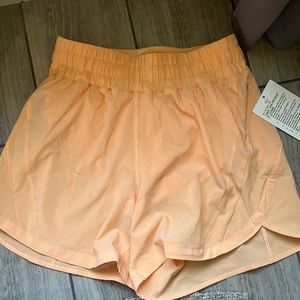 Lululemons Track That HR Short 5” Lined (Light Orange)